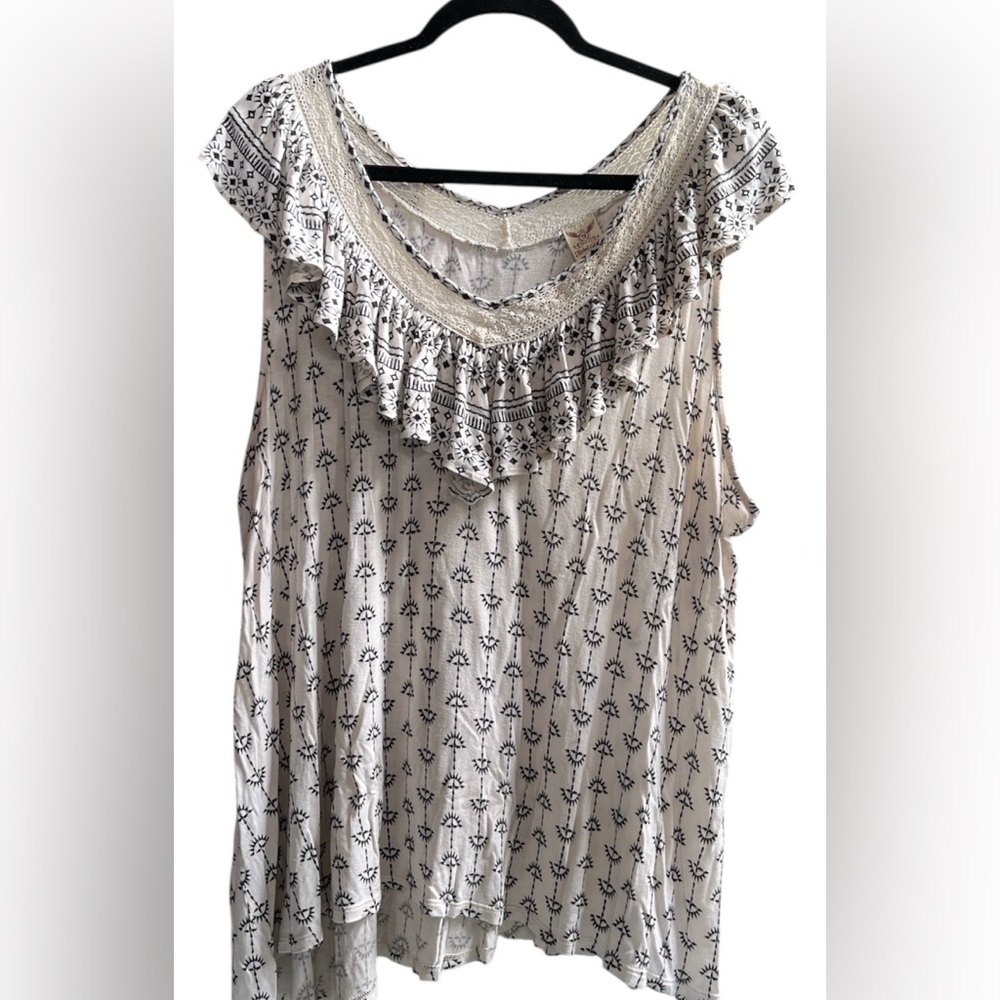 Women's Sleeveless Black and White Patterned Top